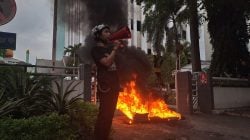 TAGIH JANJI PLN. Massa melakukan aksi menuntut kompensasi atas pemadaman listrik bergilir di Depan Kantor PLN Sulselrabar, Jl Letjen Hertasning, Makassar, Rabu, 29 November 2023.ABD MAJID/FAJAR