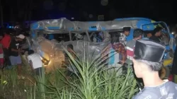 Kondisi mobil elf setelah dihantam KA Probowangi jurusan Banyuwangi Ketapang - Surabaya Gubeng, Minggu malam (19/11). (Jawa Pos/Istimewa )