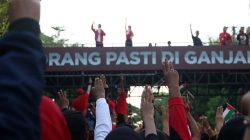 Jalan sehat Capres Ganjar Pranowo di Jl Sudirman dipadati ribuan warga Minggu, 26 November. Ganjar hadir tanpa cawapresnya Mahfud MD -- TAWAKKAL/FAJAR