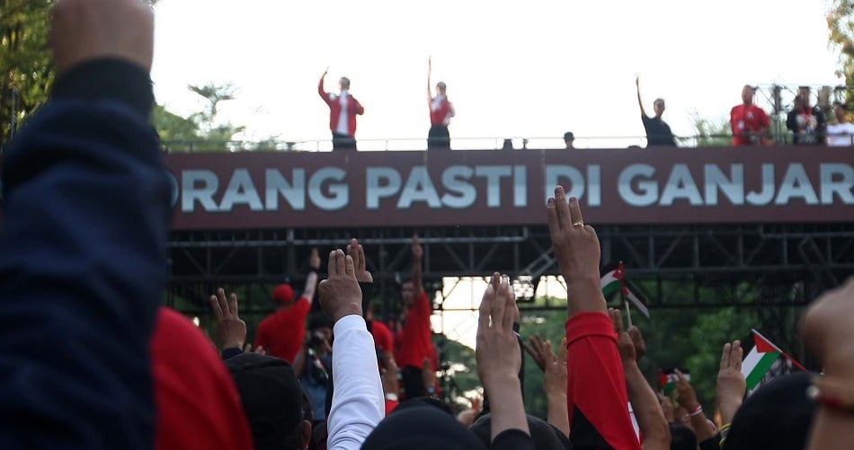 Jalan sehat Capres Ganjar Pranowo di Jl Sudirman dipadati ribuan warga Minggu, 26 November. Ganjar hadir tanpa cawapresnya Mahfud MD -- TAWAKKAL/FAJAR