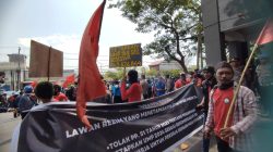 Demo Serikat Buruh dan Serikat Pekerja di Depan Kantor Gubernur Sulsel (Foto: Selfi/Fajar)