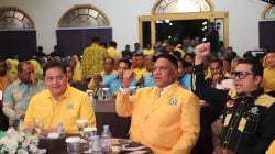 Ketua Umum DPP Partai Golkar Airlangga Hartarto resmi melantik mantan kapolda Papua Komjen Pol (purn) Paulus Waterpauw menjadi Ketua DPD Golkar Papua Barat