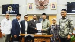 Ketua Komisi VIII DPR RI Ashabul Kahfi didampingi Wakil Ketua lainya bersama Menteri Agama RI Yaqut Cholil Qoumas secara resmi usai menekan Biaya Perjalanan Ibadah Haji (Bipih) atau biaya yang dibayar langsung oleh jemaah haji. Dengan rata-rata per jemaah sebesar Rp 56.046.172 atau sebesar 60 persen Ibadah Haji Tahun 1445 H/2024 di Gedung Nusantara II DPR RI, Senayan, Jakarta, Senin (27/11/2023). (Dok DPR)