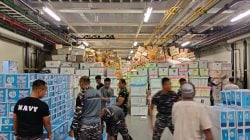 Bantuan berupa air mineral asal Indonesia Le Minerale.
