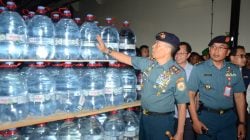 Bantuan berupa air mineral asal Indonesia Le Minerale.