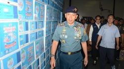 Bantuan berupa air mineral asal Indonesia Le Minerale.