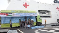 Bantuan berupa air mineral asal Indonesia Le Minerale.