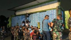 Bantuan berupa air mineral asal Indonesia Le Minerale.