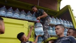 Bantuan berupa air mineral asal Indonesia Le Minerale.