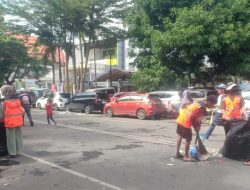 Gerak Cepat Satgas dan Relawan Bersihkan Area Jalan Sehat Perjuangan Bersama Ganjar Pranowo