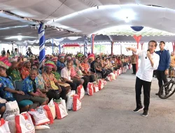 Jokowi Bagikan Bantuan Beras kepada Warga Papua, Persilakan Warga Mendaftar di RT/RW