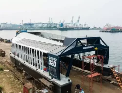 Coldplay Sumbang Kapal Pembersih Sampah di Sungai Cisadane