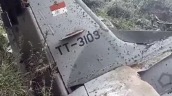 Puing pesawat tempur milik TNI AU TT-3103 yang menabrak tebing di utara area Pegunungan Tengger, Desa Keduwung, Kecamatan Puspo, Pasuruan, Kamis (16/11/2023). (Twitter/X)