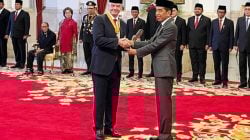 Presiden Joko Widodo berjabat tangan dengan Presiden FIFA Gianni Infantino, usai memberikan Tanda Kehormatan Bintang Jasa Pratama kepadanya di Istana Negara, Jakarta, Jumat (10/11/2023). ANTARA/Yashinta Difa