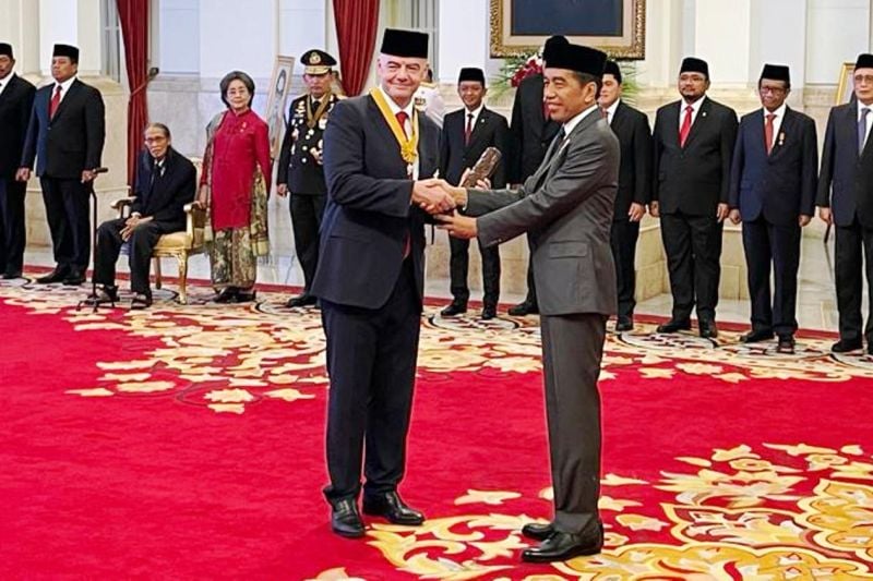 Presiden Joko Widodo berjabat tangan dengan Presiden FIFA Gianni Infantino, usai memberikan Tanda Kehormatan Bintang Jasa Pratama kepadanya di Istana Negara, Jakarta, Jumat (10/11/2023). ANTARA/Yashinta Difa