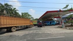 SOLAR HABIS. Beberapa SPBU di Maros nampak dipadati truk. Antrean Truk juga sudah memanjang hingga ke tepi Jalan Poros, Jumat, 10 November.(Arini/Fajar)