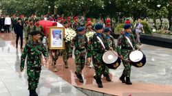 Prajurit TNI mengantarkan peti jenazah Letjen TNI (Purn.) Doni Monardo dari pintu depan TMP Kalibata menuju liang lahat dalam upacara militer pemakaman di TMP Kalibata, Jakarta Selatan, Jakarta, Senin (4/12/2023). (ANTARA/Genta Tenri Mawangi)