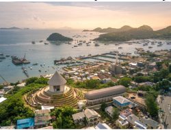 Saksikan Sunset di Puncak Waringin dan Sederet Sewa Kapal Labuan Bajo