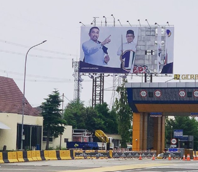Baliho milik Ahmad Sahroni yang dirobek