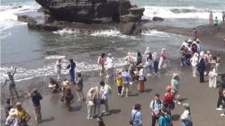 Kondisi objek wisata Tanah Lot yang dipadati pengunjung pada puncak Hari Natal 2023 di Tabanan, Bali, Senin (25/12/2023). ANTARA/Ho-DTW Tanah Lot