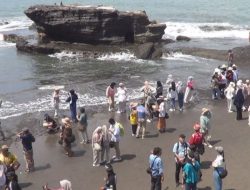 Momen Natal, 10 ribu Pengunjung Padati Tanah Lot Bali