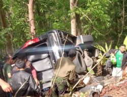 Polisi Tangani Kecelakaan Mobil 17 Penumpang di Jalur Cino Mati