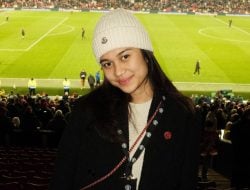 Liburan ke Inggris Sambil Nonton MU, Azizah Salsha Terciduk Jajan Makanan Ini