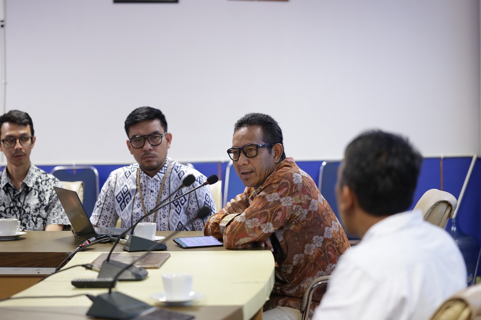 Perkuat Kelistrikan. General Manager PLN UID Sulselrabar Moch Andy Adchaminoerdin didampingi jajarannya berkunjung ke FAJAR, Jumat, 8 Desember 2023. Andy banyak menjelaskan terkait kondisi kelistrikan yang selama ini melanda Sulsel.(nurhadi/fajar)