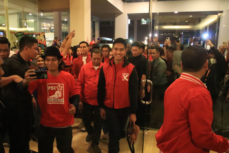 Ketua Umum Dewan Pimpinan Pusat Partai Solidaritas Indonesia (DPP PSI) Kaesang Pangarep menghadiri acara Kopdarwil (kopi darat wilayah) di Hotel Claro Makassar, Selasa, 12 Desember. MUIZZU KHAIDIR/FAJAR