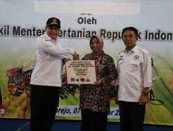 Wamentan Serahkan Bantuan Alsintan untuk Genjot Produksi Pangan di Purworejo