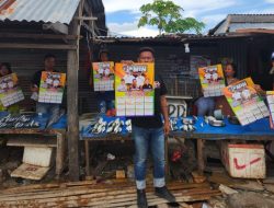 Relawan Ketuk Pintu Rumah-rumah Warga, Tempel Stiker dan Kalender AMIN