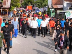 Pj Gubernur Sulsel dan Bupati Bulukumba Jalan Santai Bersama Warga Sambil Bahas Sinergi Program