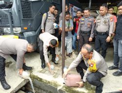 Ribuan Liter Minuman Keras di Makassar Diturunkan ke Selokan Jelang Natal dan Tahun Baru