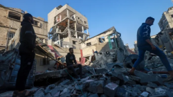 DIBOMBARDIR LAGI. Warga Palestina mengecek bangunan yang rusak akibat serangan Israel, Sabtu, 2 Desember. Meski ada gencatan, Israel tetap melanggarnya.(Foto AFP)