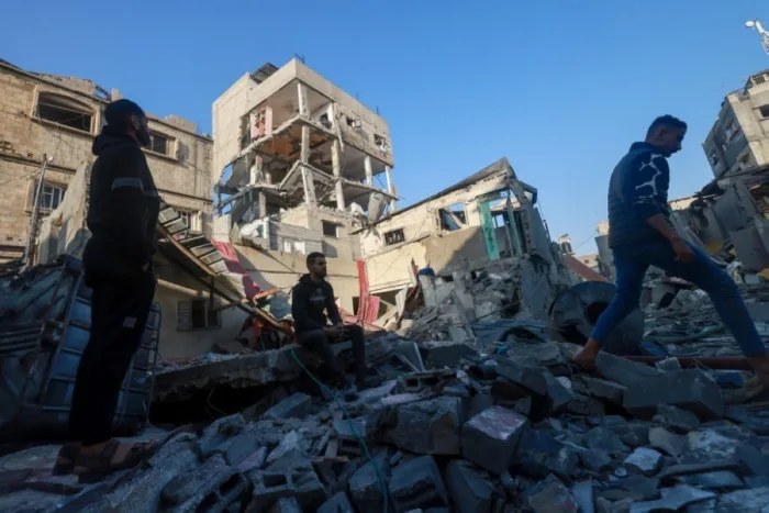 DIBOMBARDIR LAGI. Warga Palestina mengecek bangunan yang rusak akibat serangan Israel, Sabtu, 2 Desember. Meski ada gencatan, Israel tetap melanggarnya.(Foto AFP)