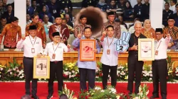 Calon presiden dan calon wakil presiden dari Koalisi Perubahan Anies Baswedan (kiri) dan Muhaimin Iskandar (kedua kiri), Capres dan Cawapres dari Koalisi Indonesia Maju Prabowo Subianto (ketiga kiri) dan Gibran Rakabuming Raka (ketiga kanan), serta Capres dan Cawapres Ganjar Pranowo (kedua kanan) dan Mahfud MD (kanan) berfoto bersama dengan menunjukkan nomor hasil undian pada Rapat Pleno Terbuka Pengundian dan Penetapan Nomor Urut Pasangan Capres dan Cawapres Pemilu Tahun 2024 di Gedung KPU, Jak (DERY RIDWANSAH/JAWAPOS.COM)