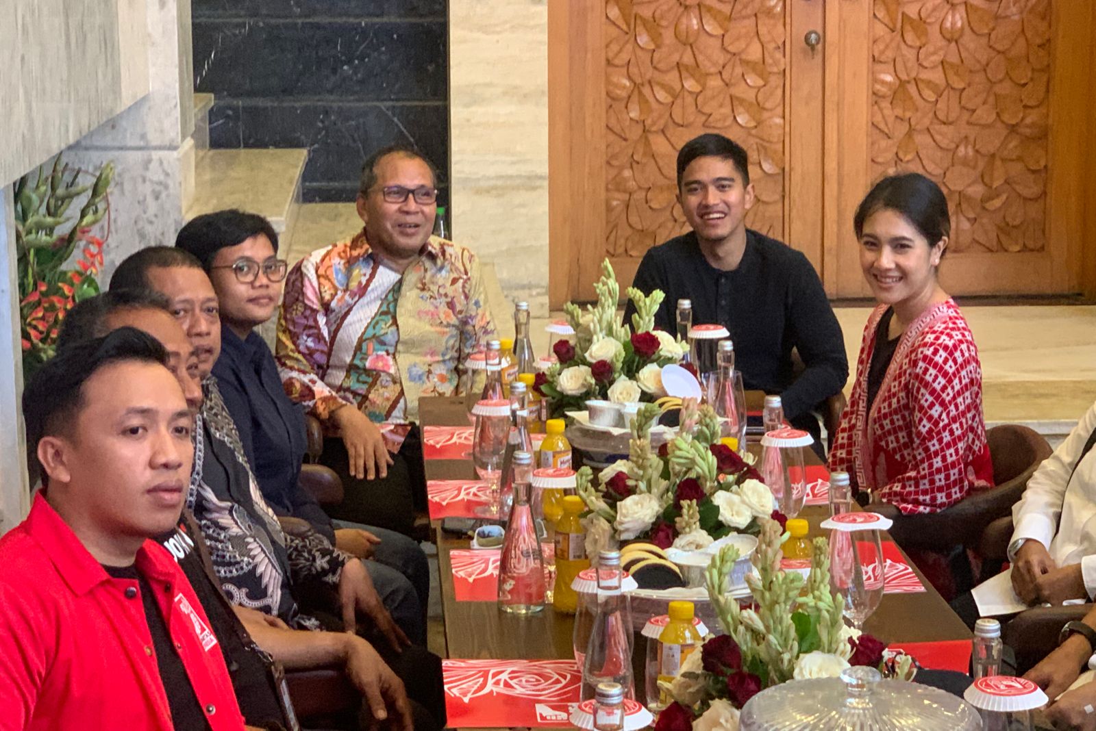 Wali Kota Makassar Danny Pomanto menjamu Ketua Umum PSI, Kaesang Pangarep di kediamannya (Foto: Arya/Fajar)