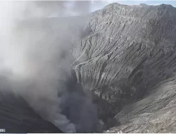 PVMBG Pantau Tanda Awal Erupsi Gunung Bromo, Kegiatan Pariwisata Mulai Dibatasi