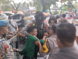 Demonstrasi di Depan Kantor PLN Berujung Ricuh di Makassar, 6 Orang Diamankan Polisi
