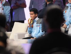 Gibran Cium Tangan Mahfud dan Cak Imin Usai Debat, Mantan Menteri Jokowi Ini Bandingkan dengan Anies dan Ganjar