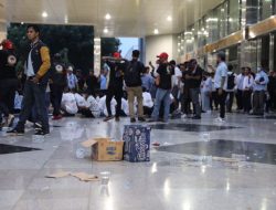 Gibran Sentil Cak Imin yang Pakai Botol Plastik, Kelakuan Pendukung 02 Malah Lebih Parah
