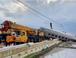 Evakuasi Kereta Api yang Tabrakan di Cicalengka, KAI Kerahkan Tiga Unit Alat Berat