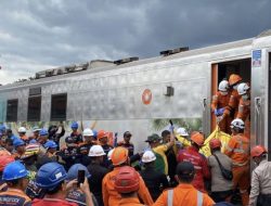 Dua Korban Tertimpa Kereta Api di Bandung Berhasil Dievakuasi