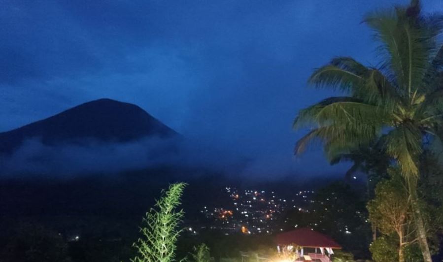 Gunung Lokon di Kota Tomohon, salah satu gunung api berstatus waspada yang ditetapkan Pusat Vulkanologi dan Mitigasi Bencana Geologi, Kementerian ESDM. ANTARA/Karel A Polakitan