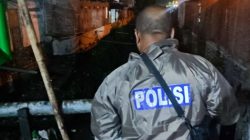 Petugas mengamati aliran Sungai Wonotingal, Kota Semarang, Kamis, saat pencarian bocah yang hanyut. (ANTARA/HO-SAR Semarang)
