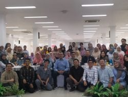 Peserta Inspiring Lecturer Paragon Melihat Lebih Dekat Proses Riset dan Produksi Kosmetik Halal