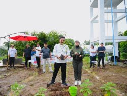 Pj Gubernur Bahtiar Tanam Sukun di Taman MoI dan Kawasan BSO