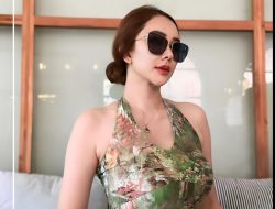 Video Aura Kasih Berbalut Handuk Bikin Geger