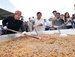 Momen Seru Prabowo Subianto Masak Bersama Masyarakat Cilincing