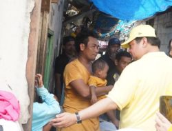 Blusukan ke Pemukiman Padat Penduduk, Airlangga Pastikan Penyaluran Bansos Tetap Dilakukan Pemerintah